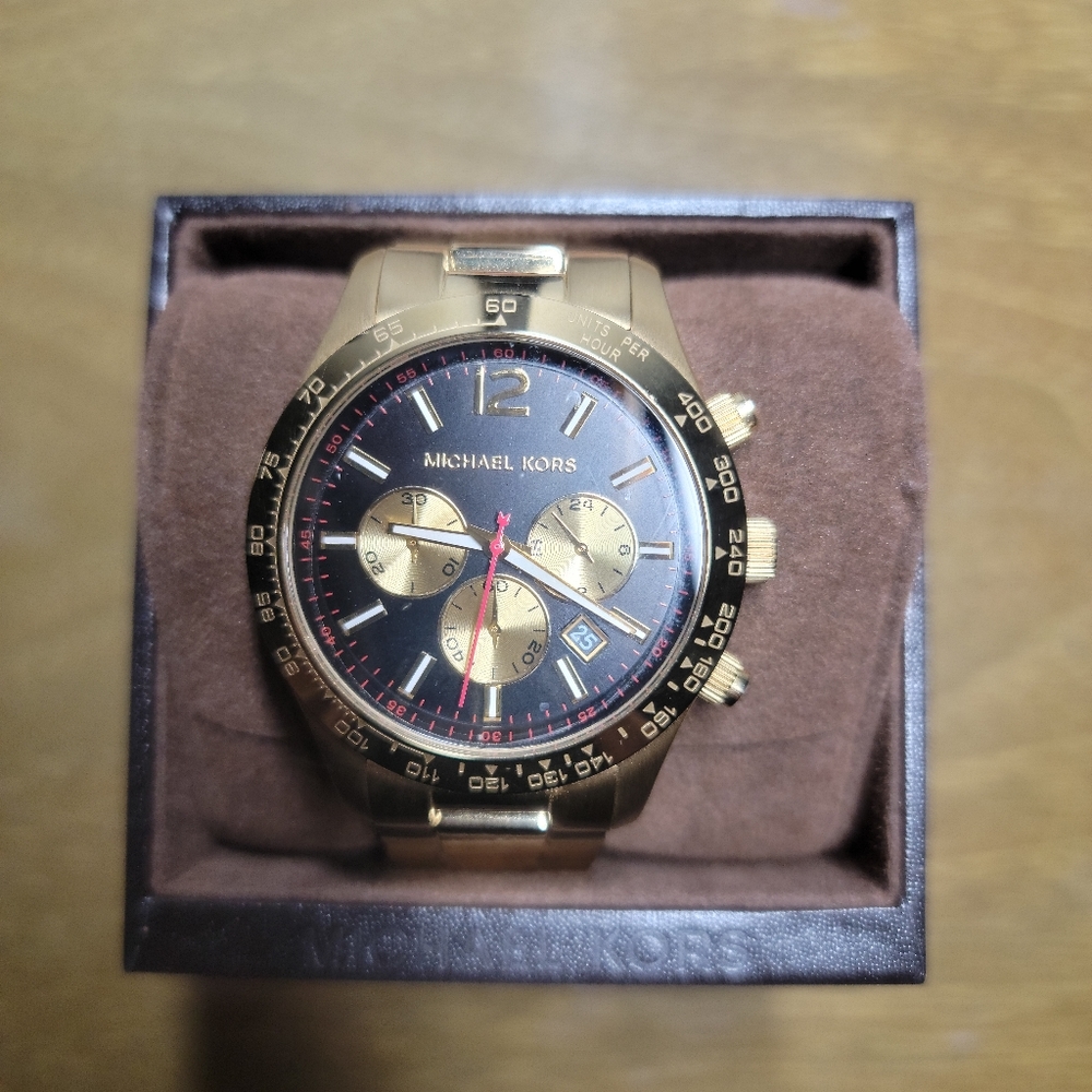 Michael Kors Layton Chronograph Black Dial Gold. Comes with box & extra links - Picture 7 of 7